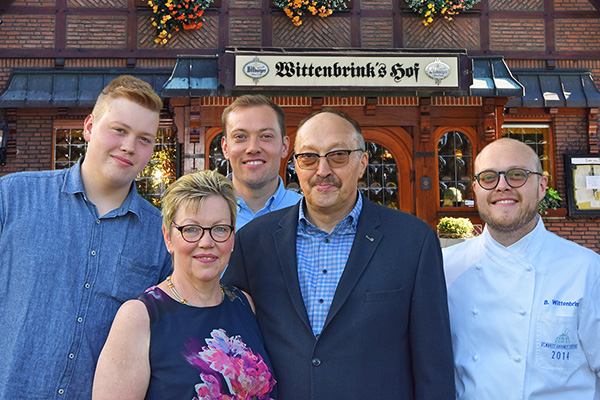 Besteck auf Tisch im Restaurant Besteck auf Tisch im Restaurant